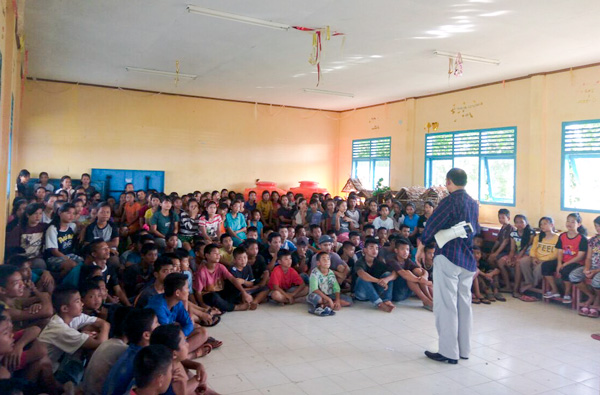 Suku Mentawai Education Foundation presenting their program to school students